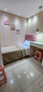 een slaapkamer met een bed en een bureau erin bij Flat Marinas 002 in João Pessoa