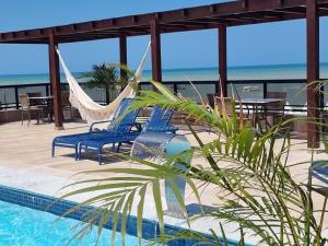 een resort met een hangmat en een zwembad bij Flat Marinas 002 in João Pessoa