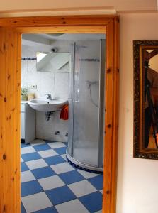 uma casa de banho com um chuveiro e um lavatório. em Gasthaus Korfu em Edenkoben