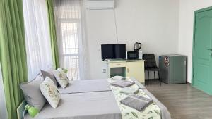 A television and/or entertainment centre at Guest House Pomorie