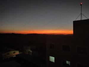 vista sul tramonto dalla cima di un edificio di Studio 302 a 2,8 km da UFV, ar condicionado, vaga a Viçosa
