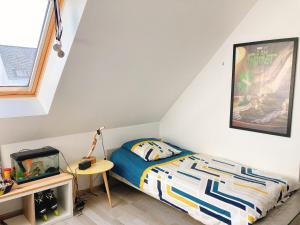 a small bedroom with a bed and a window at KER NALA - Jolie maison familiale pour 5 vacanciers in Plouharnel