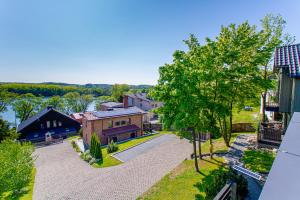 an aerial view of a house with a yard at Domki Apartamentowe Chmielówka 2 in Chmielno