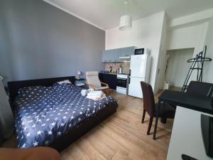 une chambre avec un lit et une table et une cuisine dans l'établissement Metropolitan Apartment next to Presidential Palace, à Bratislava