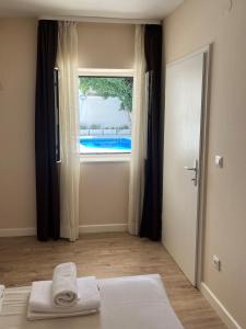 - une chambre avec une fenêtre et une serviette sur un lit dans l'établissement Luxury Sunny Apartment, à Mlini