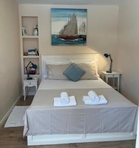 une chambre avec un lit blanc avec deux serviettes dessus dans l'établissement Luxury Sunny Apartment, à Mlini 35 autres photos
