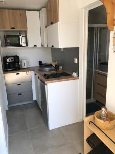 een keuken met een spoelbak en een fornuis bij La Casa d'Audenge in Audenge