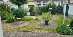 a garden with two tables and chairs in a yard at Ferienwohnung zur Töpferstube 2 - 2025 in Spabrücken