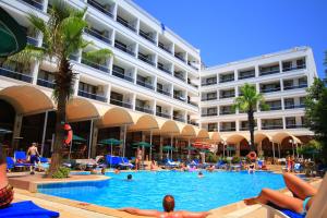 Bazén v ubytování Kayamaris Hotel nebo v jeho okolí