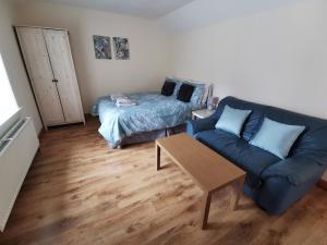 Katil atau katil-katil dalam bilik di Top Bothy, town centre accommodation sleeps 2