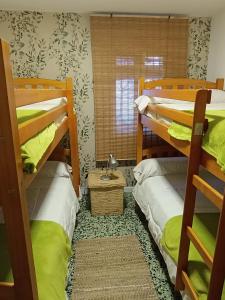 ein Schlafzimmer mit zwei Etagenbetten und einem Fenster in der Unterkunft Casa Rural El Patio in Valmuel + 14 Fotos