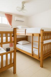 En eller flere senge i et værelse på Apto Remodelado a 1 cuadra playas Rodadero