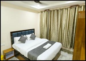 Postel nebo postele na pokoji v ubytování HOTEL RUDRAA STAY Near Kashi Vishwanath Temple - fully Air Conditioned Guest House - Best Guest House IN VARANASI