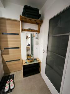 een kleine badkamer met een deur en een spiegel bij La Casa d'Audenge in Audenge +10 foto's