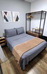un dormitorio con una cama grande en una habitación en Apezinho.Loft, en Río de Janeiro