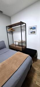 Un dormitorio con dos camas y un estante en la pared. en Apezinho.Loft, en Río de Janeiro