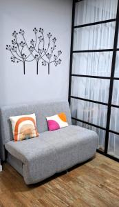 Un sofá en una sala de estar con una pegatina de un árbol en la pared. en Apezinho.Loft, en Río de Janeiro 11 fotos más