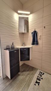 Кухня или мини-кухня в OSTSEE-Ferienhaus RAMONA - am Strand & ruhig
 +13 фотографий