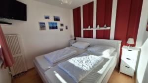 Кровать или кровати в номере OSTSEE-Ferienhaus RAMONA - am Strand & ruhig