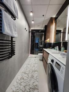 Kuchyňa alebo kuchynka v ubytovaní Luksusowy Apartament Bliska Wola SABA