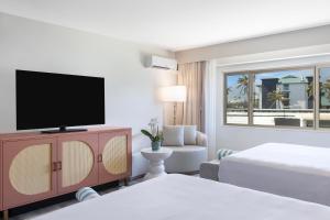 Postel nebo postele na pokoji v ubytování Maui Seaside Hotel
