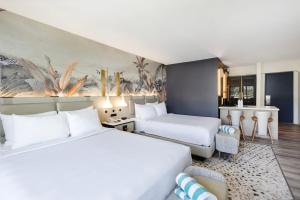 Postel nebo postele na pokoji v ubytování Maui Seaside Hotel
