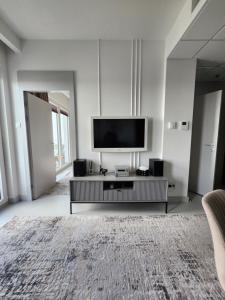 Televízia a/alebo spoločenská miestnosť v ubytovaní Luksusowy Apartament Bliska Wola SABA