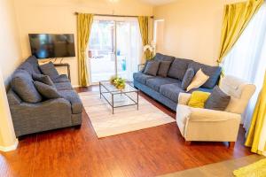 Khu vực ghế ngồi tại Chandler Oasis with Patio, Hot Tub, & Nearby Parks