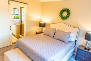 Giường trong phòng chung tại Chandler Oasis with Patio, Hot Tub, & Nearby Parks +26 ảnh