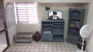 Habitación con TV y armario con TV. en Torreón 2 - Habitación cerca del aeropuerto con alberca, en Torreón