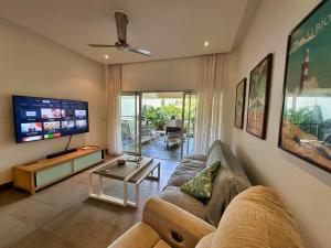 TV a/nebo společenská místnost v ubytování Luxury 2-Bedroom Beach Condo at Bain Boeuf - Pereybere