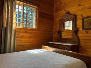 Ένα ή περισσότερα κρεβάτια σε δωμάτιο στο NEW Forest Lodge Serenity on Long Lake - Dogs Welcome