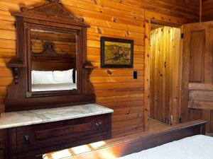 Ένα ή περισσότερα κρεβάτια σε δωμάτιο στο NEW Forest Lodge Serenity on Long Lake - Dogs Welcome