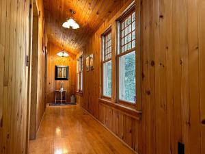 Φωτογραφία από το άλμπουμ του NEW Forest Lodge Serenity on Long Lake - Dogs Welcome σε Traverse City