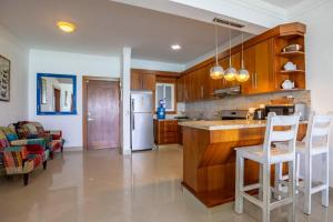 Η κουζίνα ή μικρή κουζίνα στο Beachfront Cabarete Apartment
