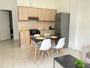 Η κουζίνα ή μικρή κουζίνα στο Emari Apartments +18 φωτογραφίες