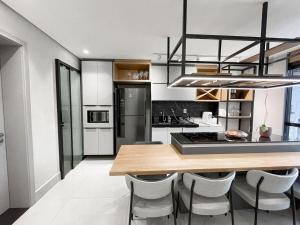 Η κουζίνα ή μικρή κουζίνα στο Luxury Collection Jacuzzi e Sala de Cinema +17 φωτογραφίες