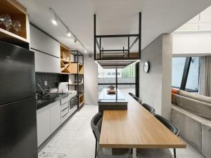 Η κουζίνα ή μικρή κουζίνα στο Luxury Collection Jacuzzi e Sala de Cinema