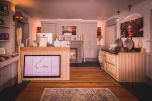 Kuchyň nebo kuchyňský kout v ubytování Evāra Private Spa & B&B Retreat