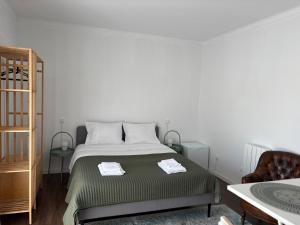 Postel nebo postele na pokoji v ubytování Beach Avenue Suite