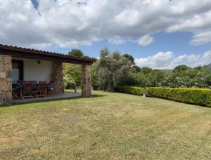 una casa con patio y patio en Villa Cugnana, en Olbia