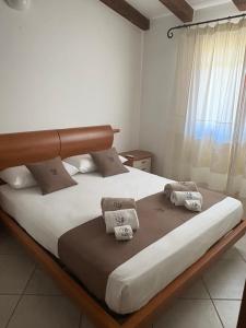 Un dormitorio con una cama grande con toallas. en Villa Cugnana, en Olbia