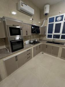 Kuchyň nebo kuchyňský kout v ubytování منزل لافيدا La Vida Home