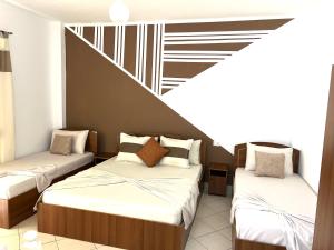Rúm í herbergi á Bar Restorant Hotel “ MANI “