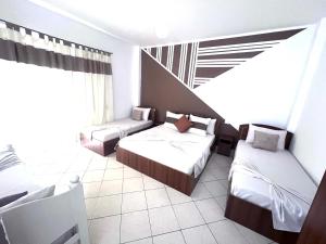 Rúm í herbergi á Bar Restorant Hotel “ MANI “