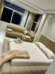 Ένα ή περισσότερα κρεβάτια σε δωμάτιο στο L oasis cachée à deux pas de plage et piscine