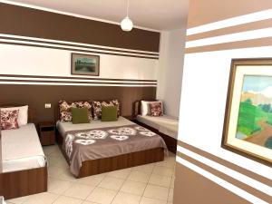 Rúm í herbergi á Bar Restorant Hotel “ MANI “