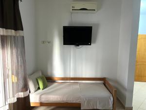 Sjónvarps- og/eða afþreyingartæki á Bar Restorant Hotel “ MANI “