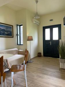 Postel nebo postele na pokoji v ubytování Kontos Mansion