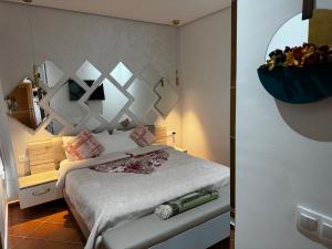 a bedroom with a bed with a bowl of flowers on the wall at Mirador Capo Negro in Cabo Negro